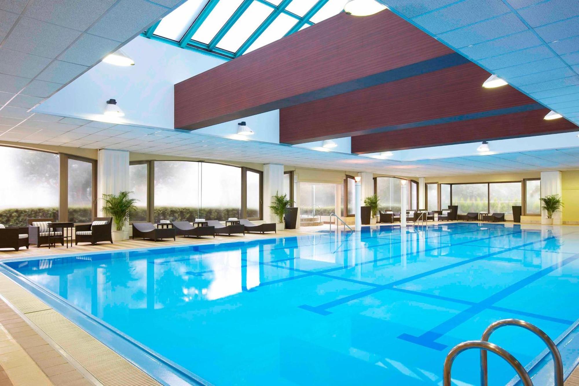 Sheraton Grande Tokyo Bay Hotel Urayasu Buitenkant foto The swimming pool at the hotel